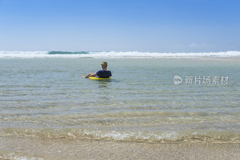 在Pedn Vounder海滩的浅海中漂浮的人